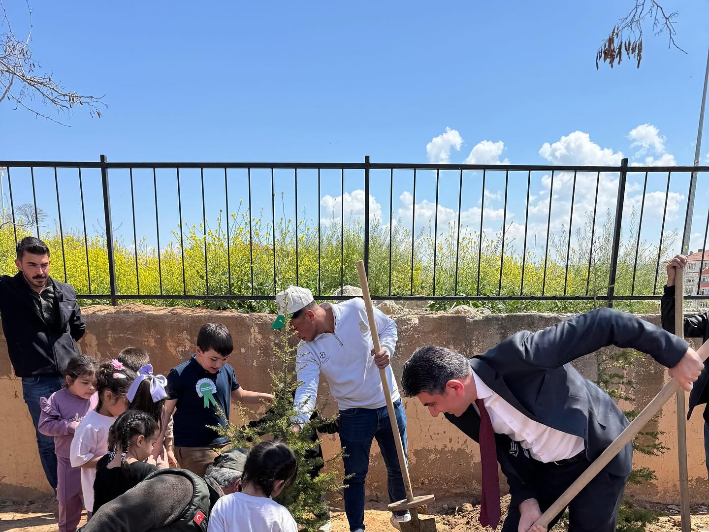 Öğrencilerle Fidan Dikti1