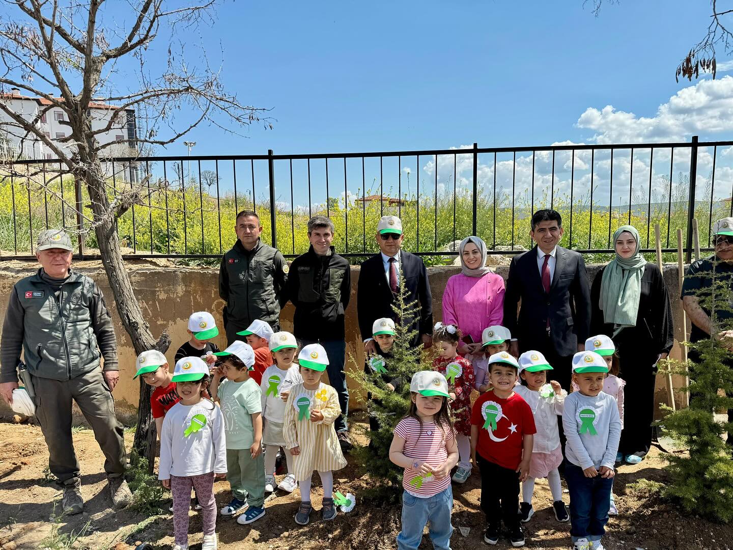 Öğrencilerle Fidan Dikti2