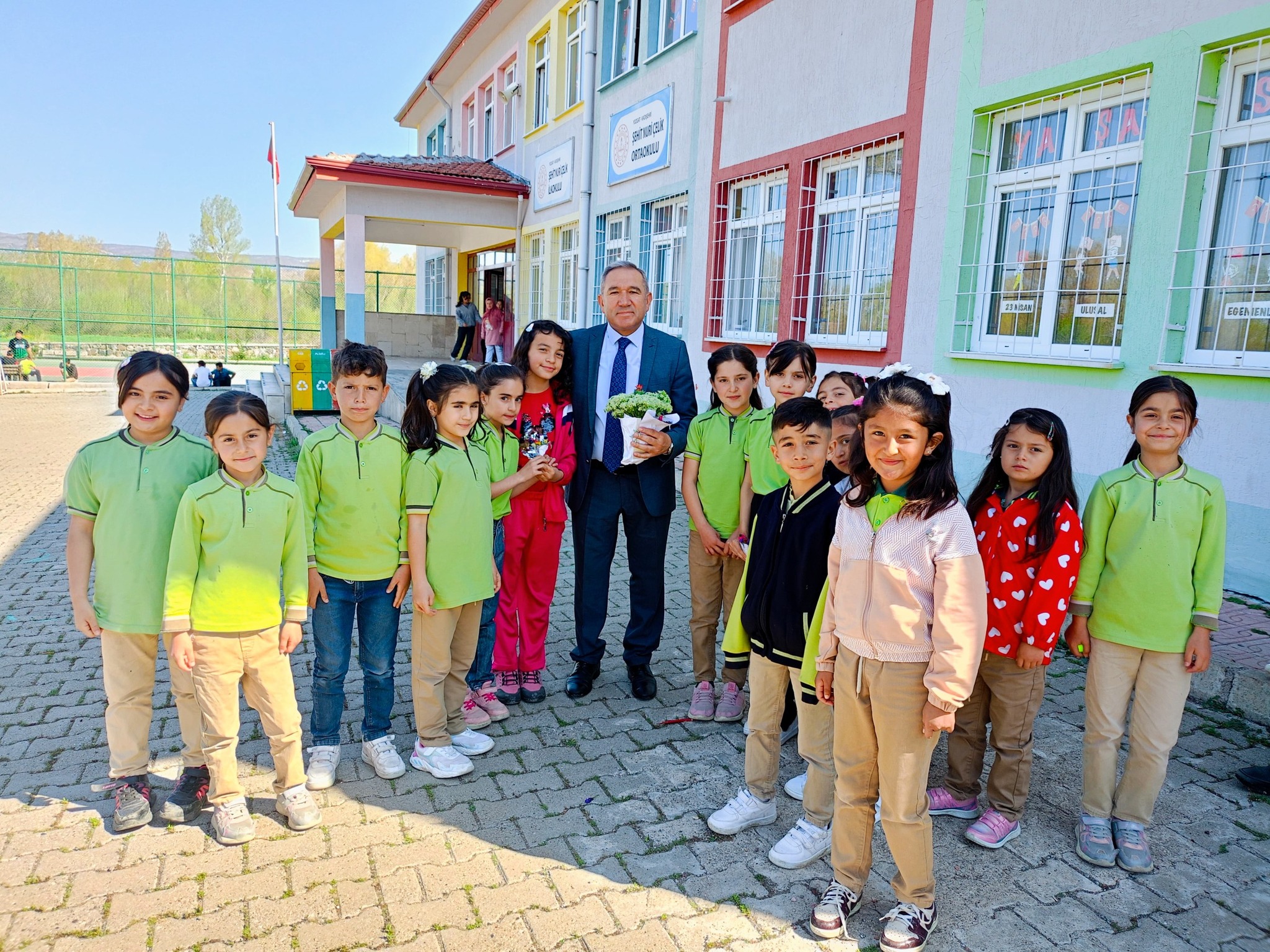 Öğrencilerle Kitap Okudu