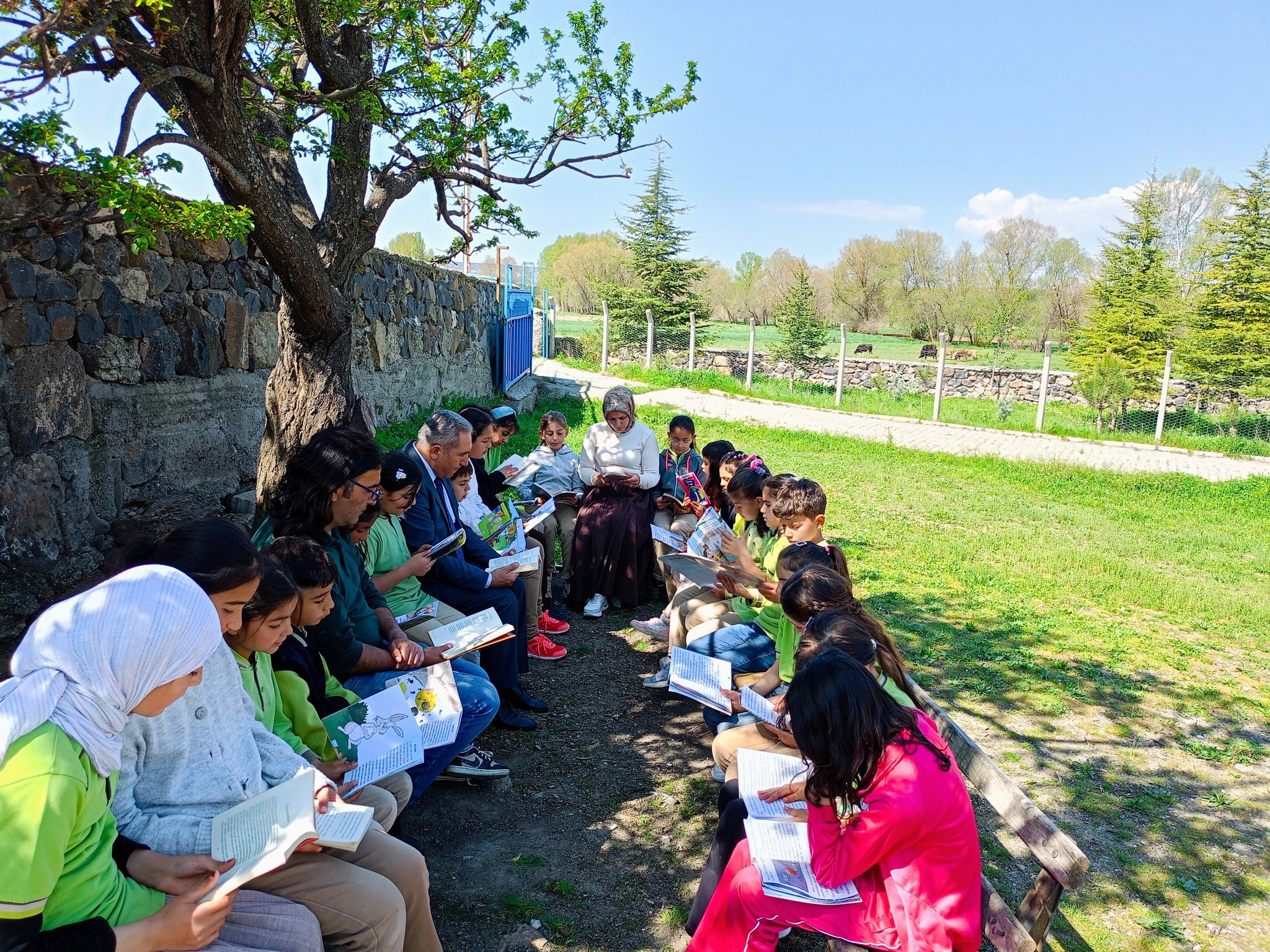 Öğrencilerle Kitap Okudu2