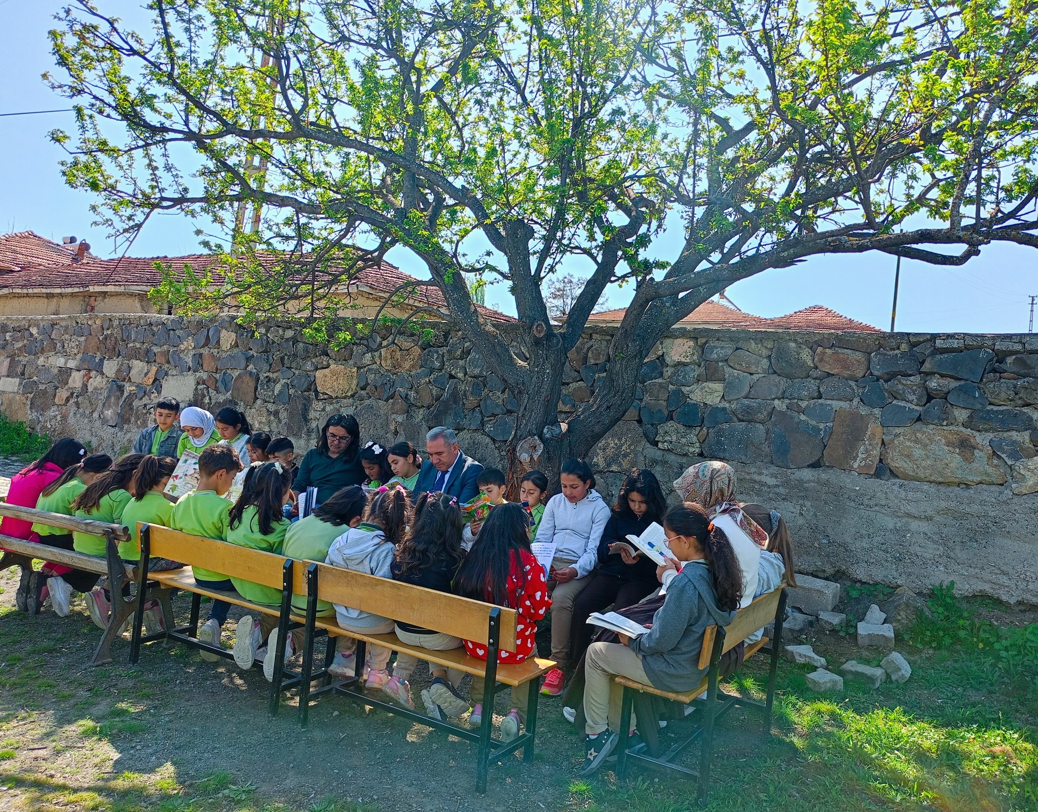 Öğrencilerle Kitap Okudu3