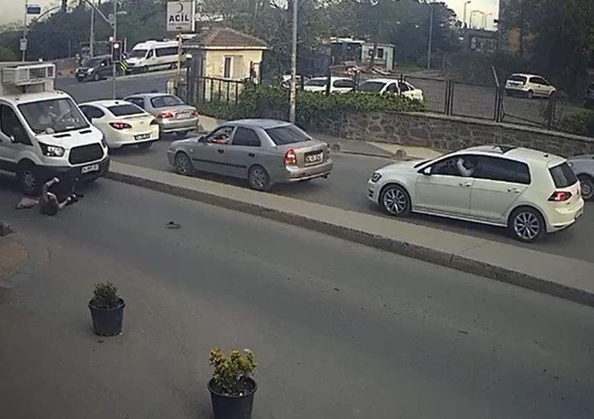 Kadının Üzerinden Kamyonet Geçti… O Anlar Kameraya Yansıdı! (1)