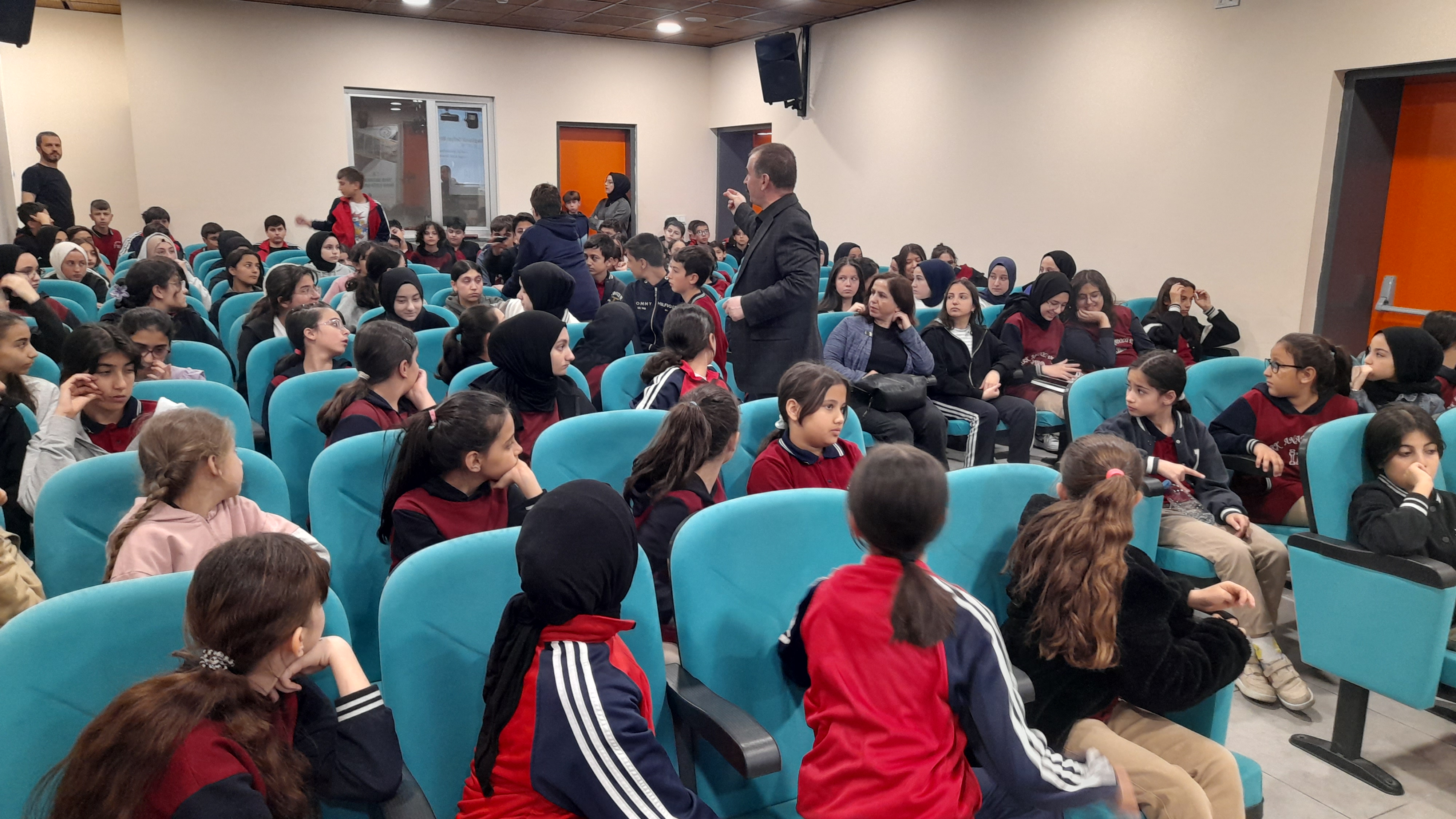 Öğrencilerle Bir Araya Geldi (1)-1
