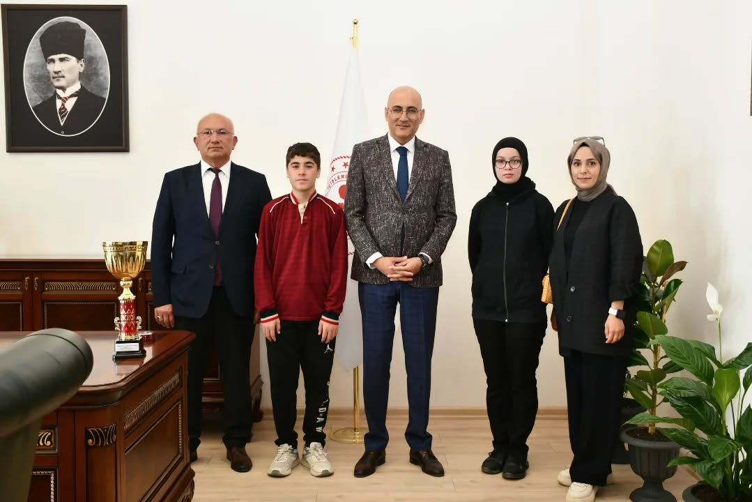 Şampiyonları Tebrik Etti