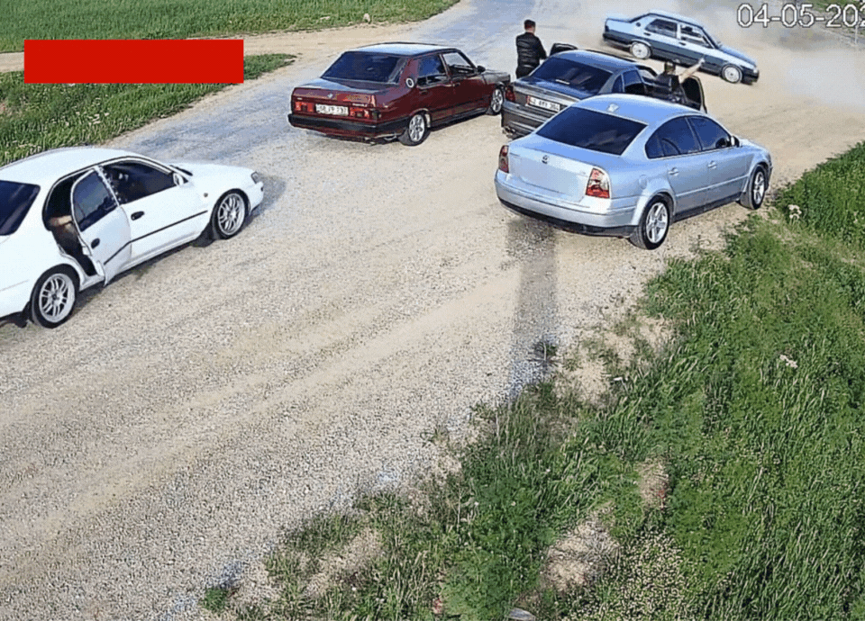 Yolu kapatıp drift attılar… Yetmezmiş gibi havaya ateş açtılar!