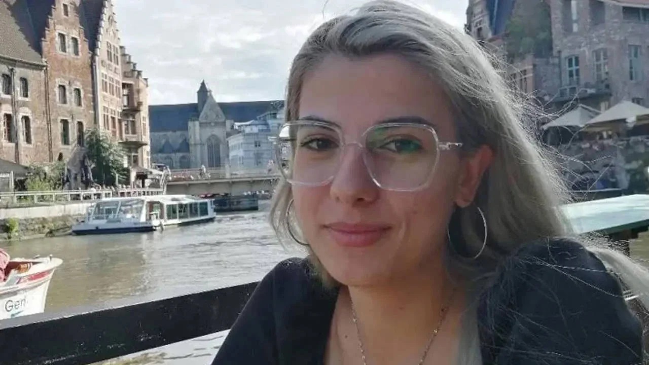 Esila Ayık Kimdir1