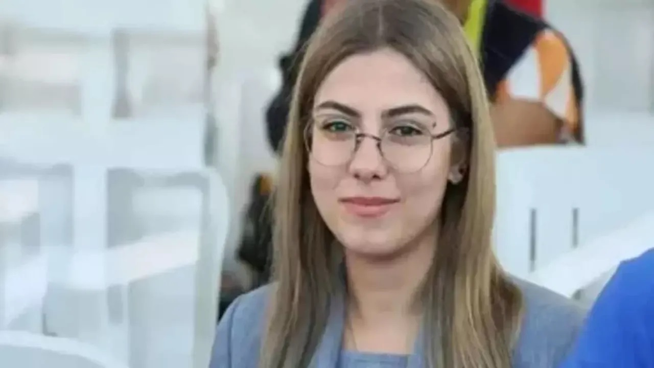 Esila Ayık Kimdir2
