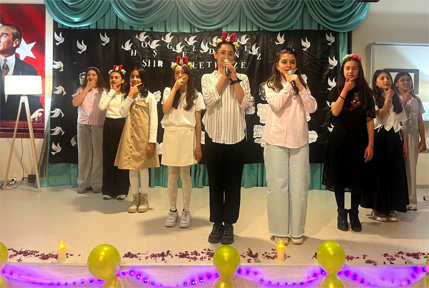 Öğrencilerden Şiir Dinletisi
