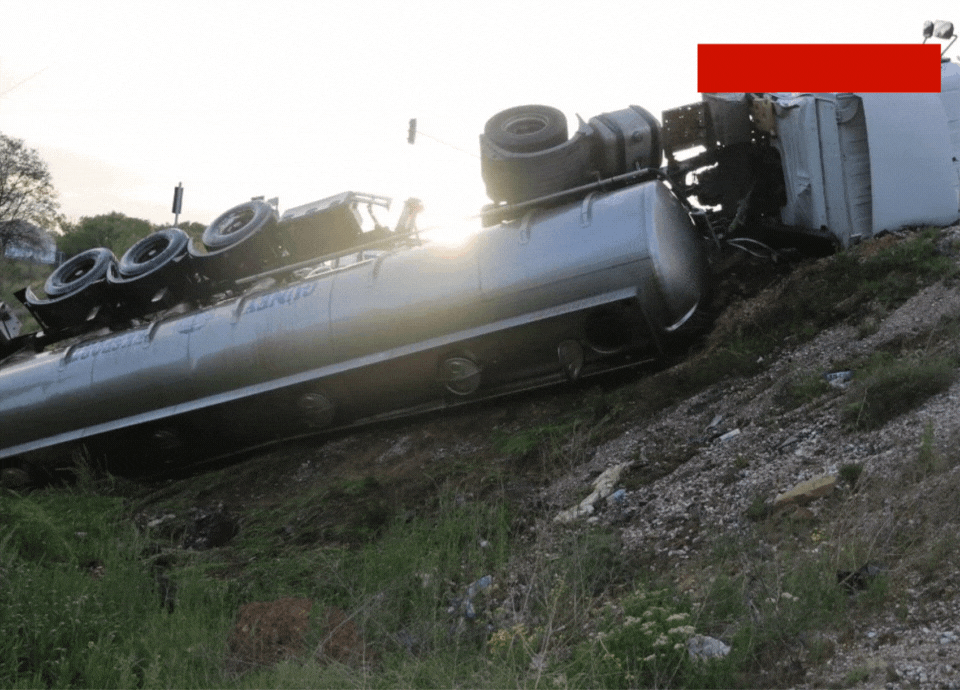 Yozgat’ta tır şarampole devrildi! Görevliler olay yerinde