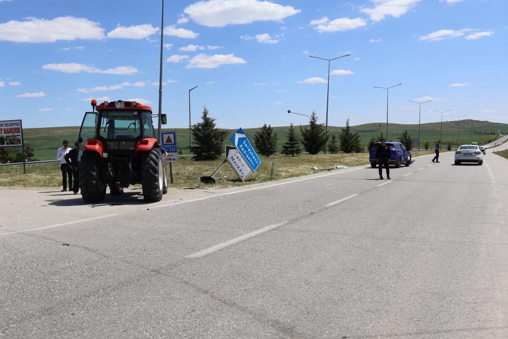 Traktörle Otomobil Çarpıştı2