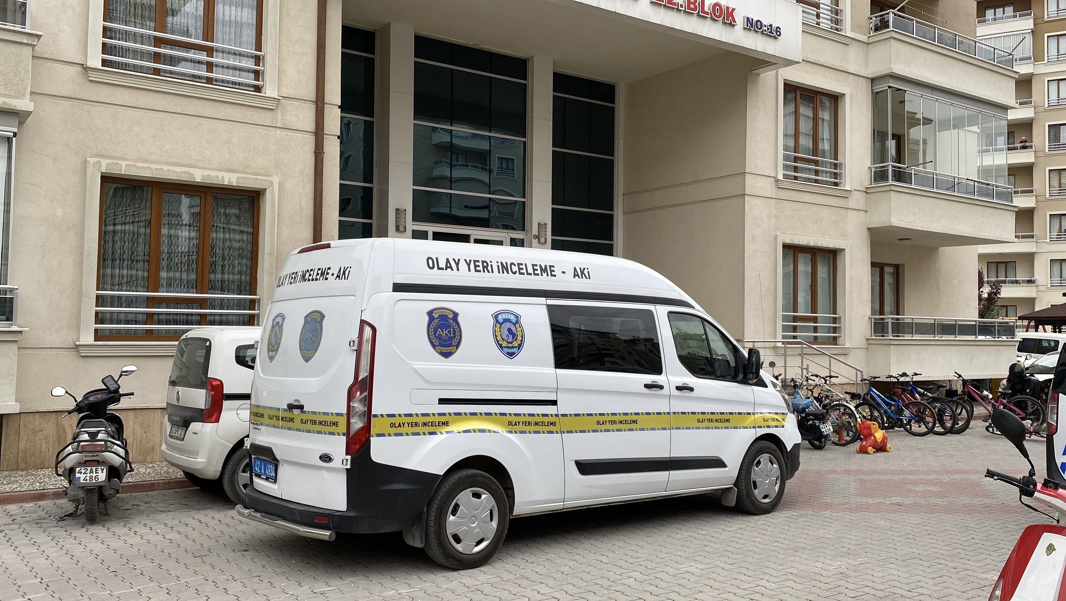 Karısını Bıçaklayarak Öldürüp Başında Bekledi (1)-1