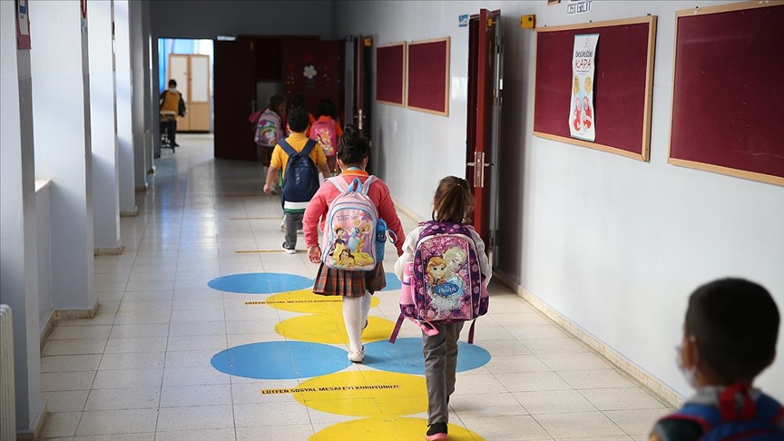 Öğrenci̇ler Yeni̇den Dersbaşina! (4)