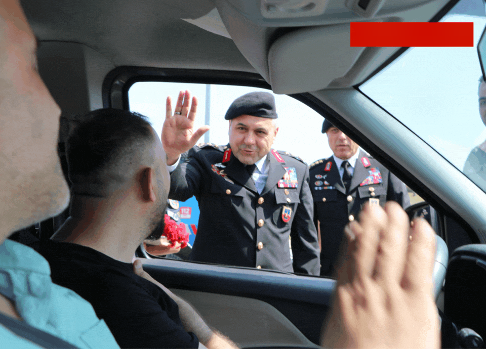 Yozgat'ta jandarma sürücülere karanfil verip çikolata ikram etti