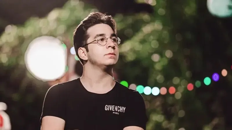 Eray Can Özkenar Kimdir2