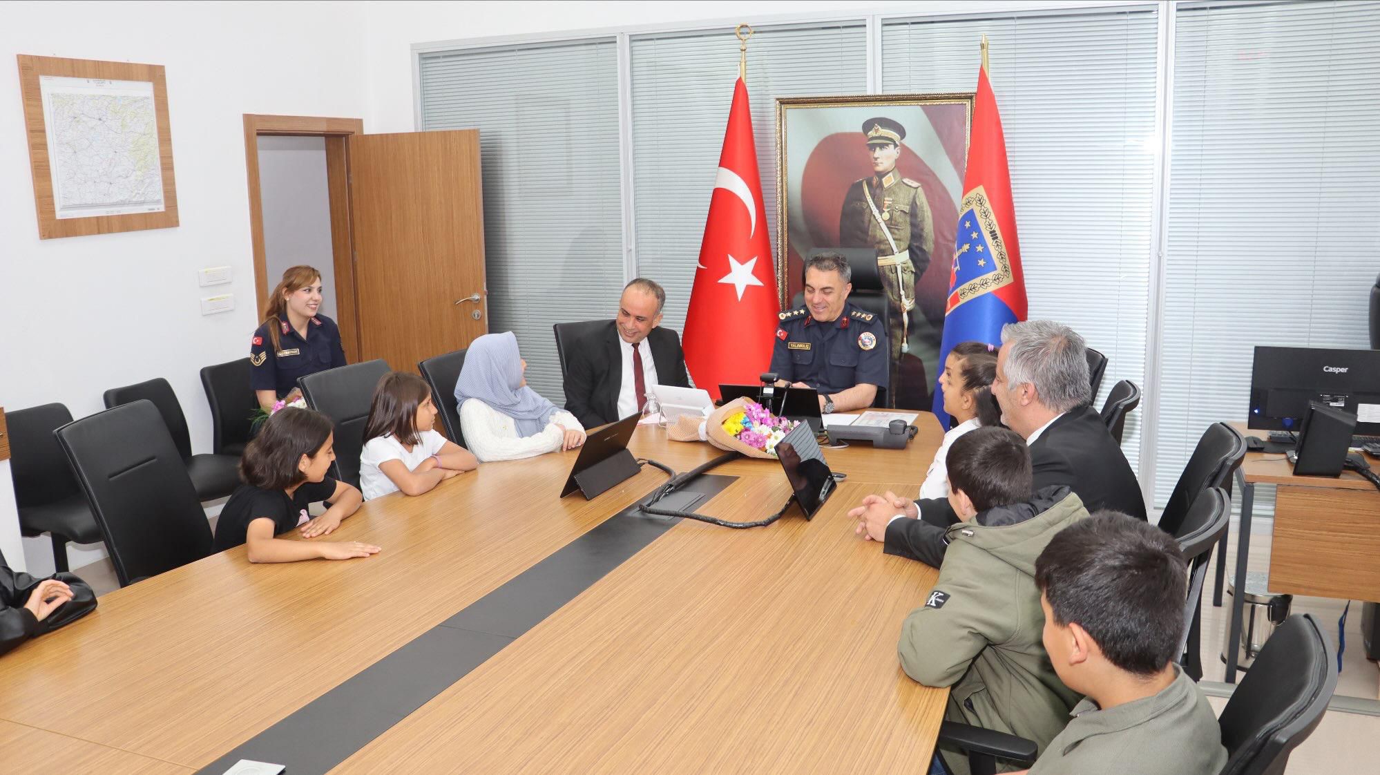 Çocuklardan Anlamlı Ziyaret3