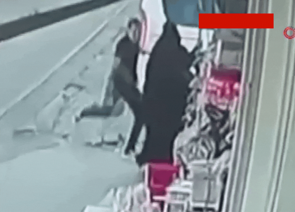 Çocuğunun mezuniyetine giderken eşi tarafından darp edildi