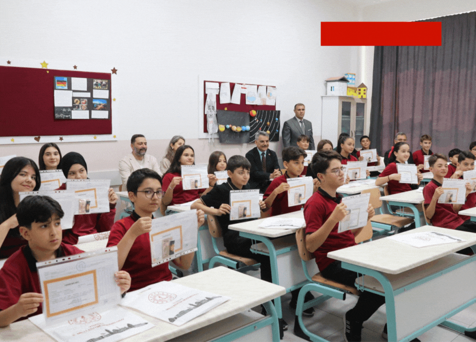 Yozgat Valisi öğrenciyi kırmadı karnelerini dağıttı