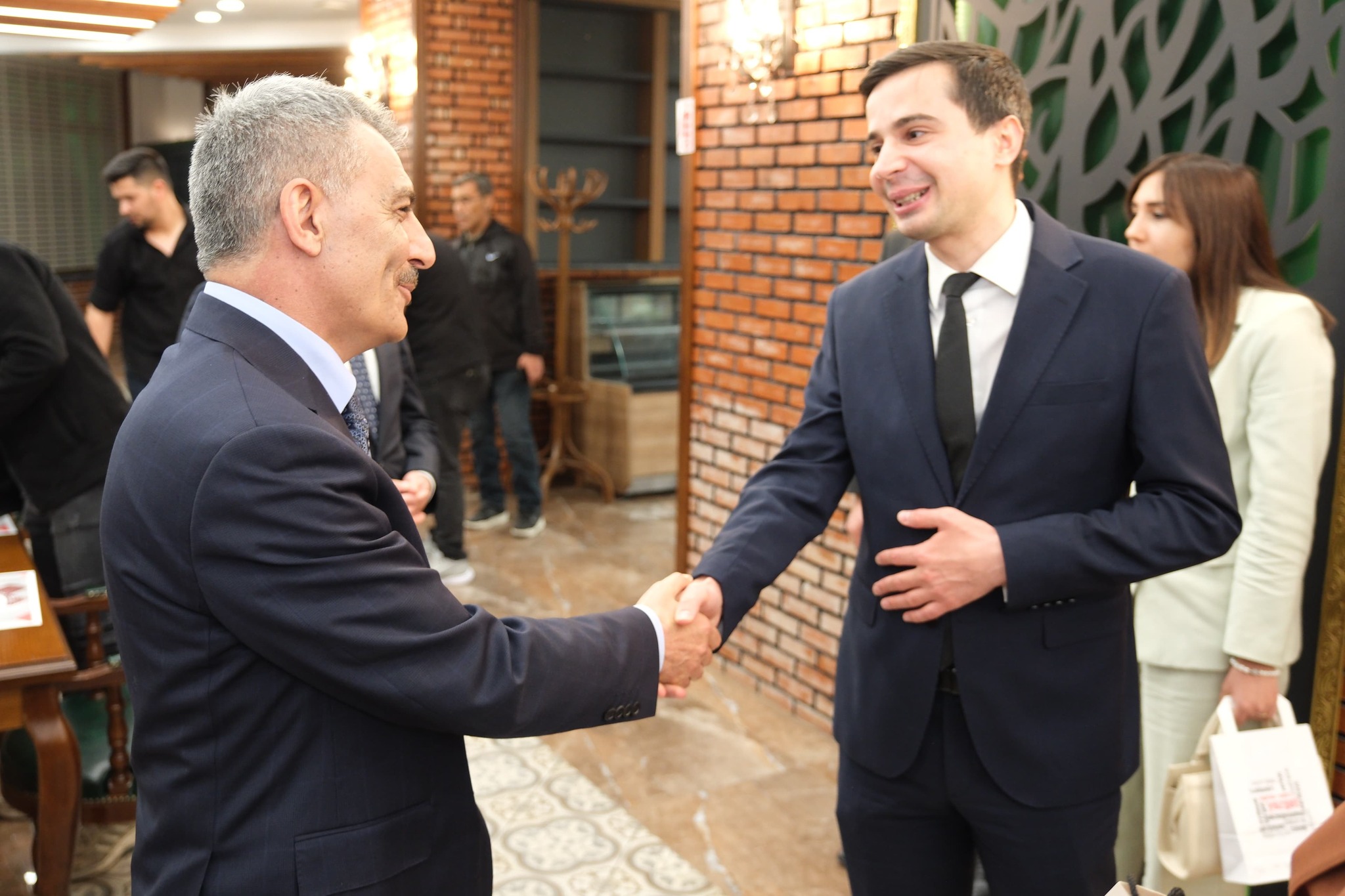 Hakim Ve Savcılarla Vedalaştı2