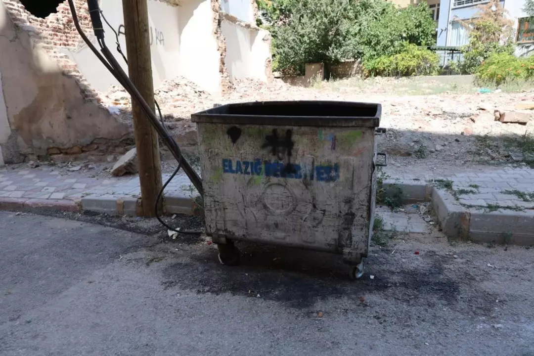 Bebeğini Çöpe Attı2