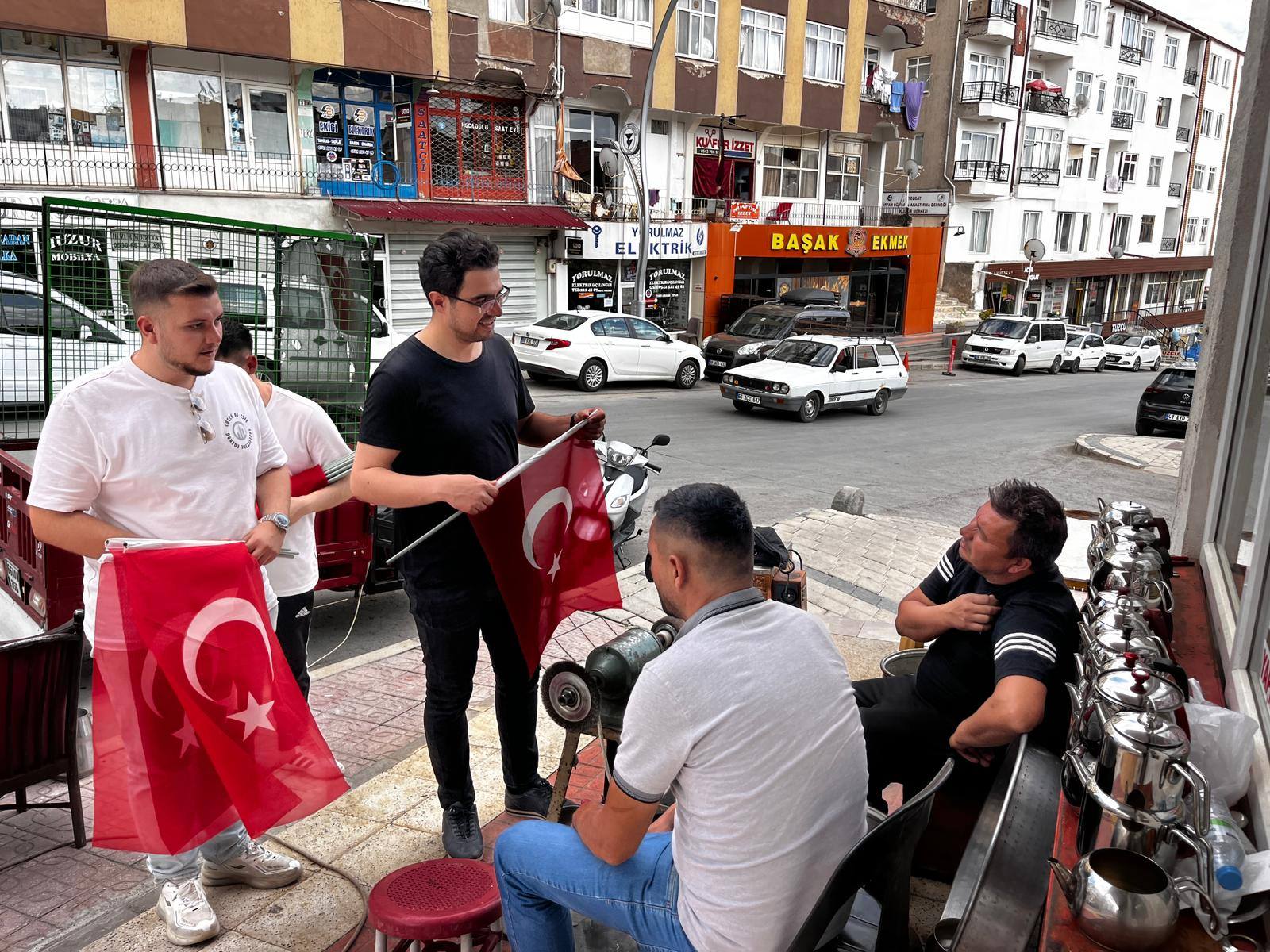 Ak Gençlikten Türk Bayrağı 2
