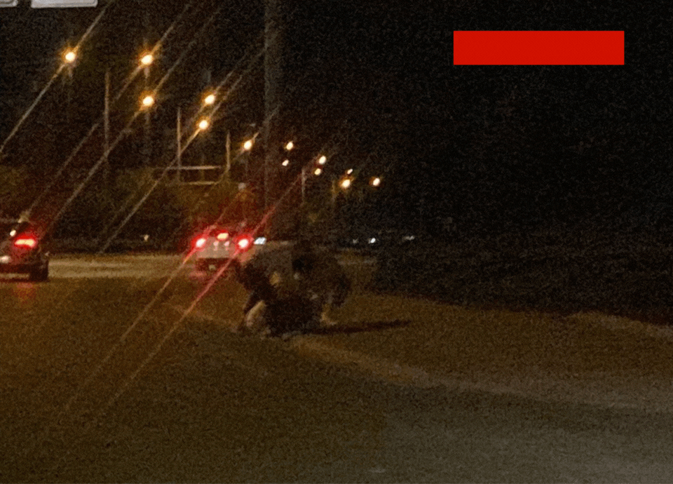 Yol kenarında 3 gencin tekme tokat kavgası kamerada