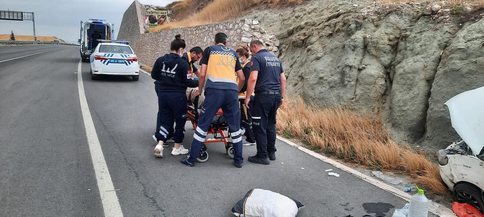Suluova Ilçesinde Kontrolden Çıkan Araç Kanala Devrildi, Kazada 4 Kişi Yaralandı. Detaylar Haberimizde… (2)