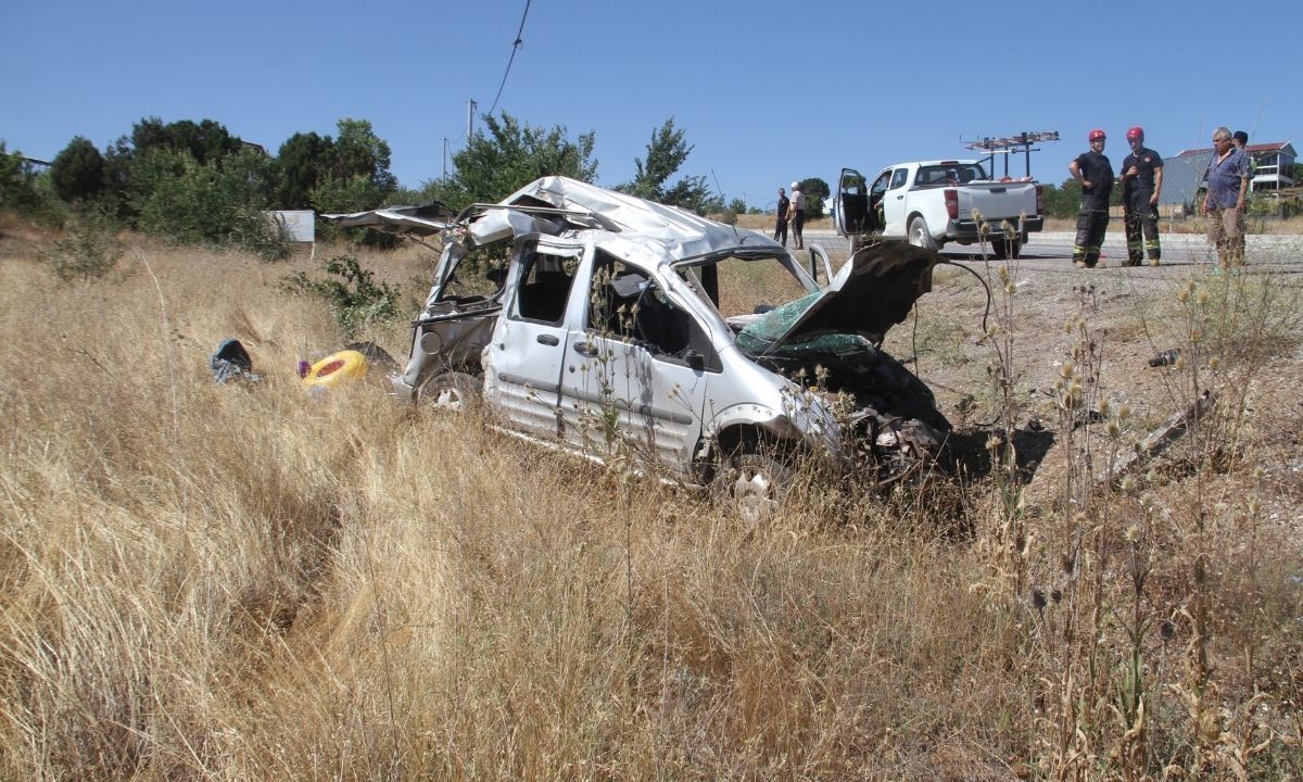 Feci Kaza Araç Beton Direğe Çarptı! 5 Kişi Yaralandı (2)