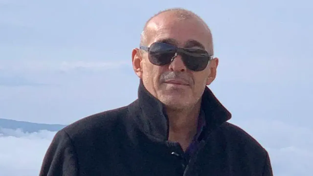 Eşref Saral Kimdir