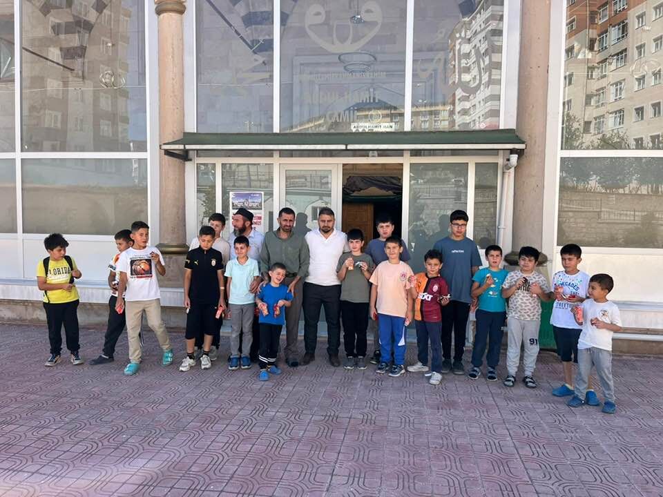 Öğrencilerle Camide Buluştu