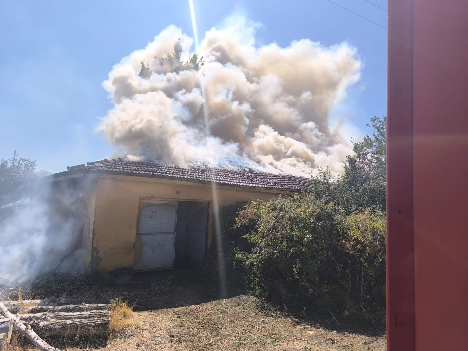 Tarlada Çıkan Yangın Sıçradı Bina Kullanılamaz Hale Geldi! (1)