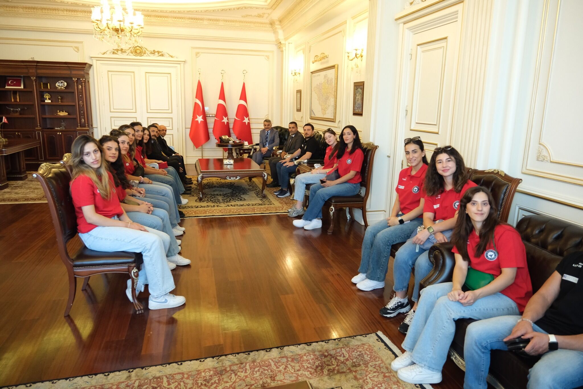 Hentbol Takımını Kabul Etti