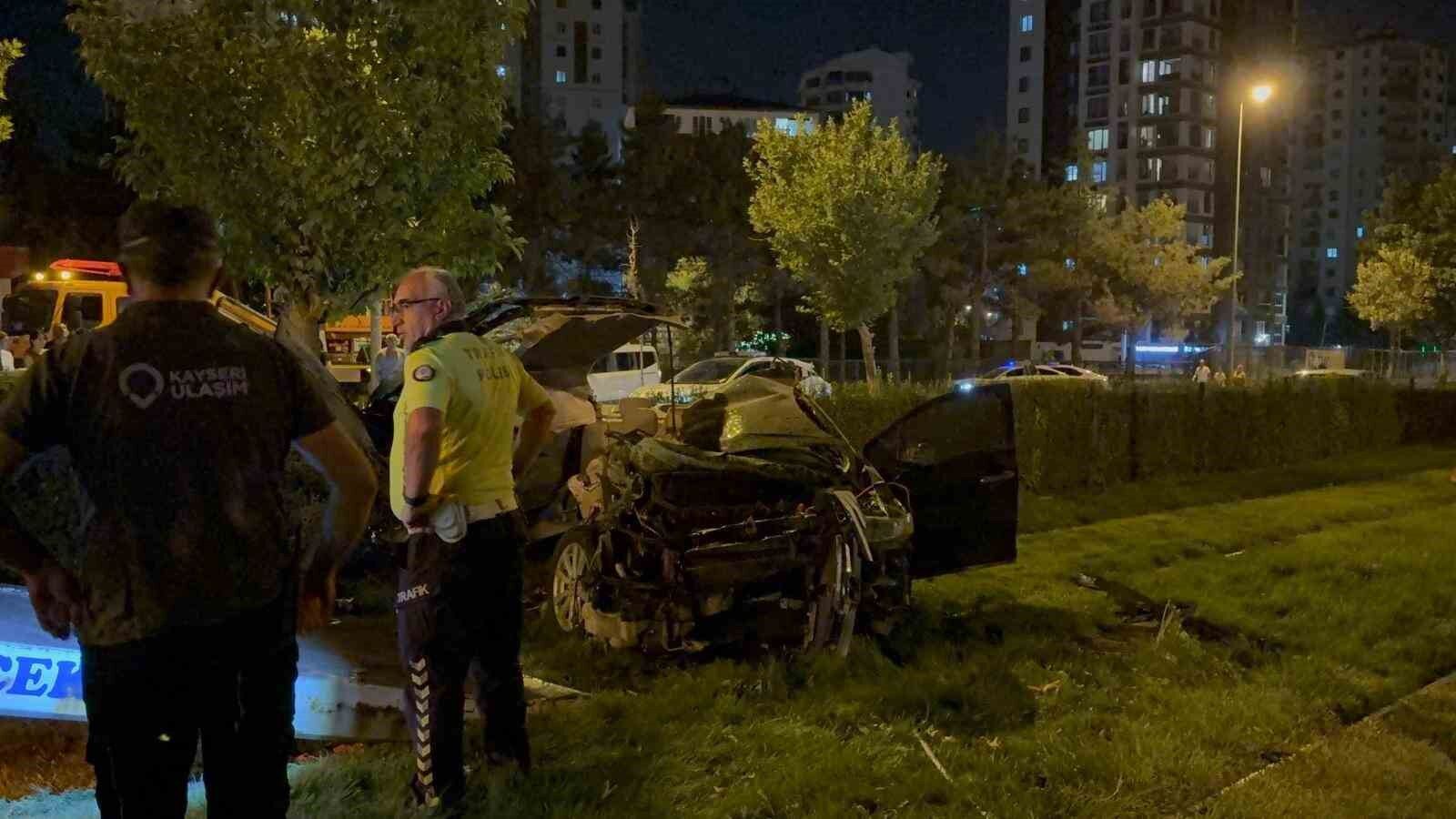 Tranvay Yolu Araba Kaza (3)