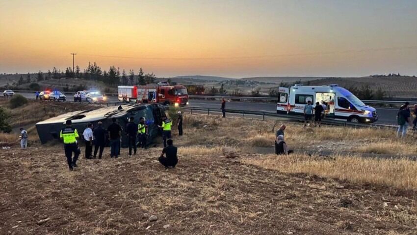 Yolcu Otobüsü Devrildi (1)