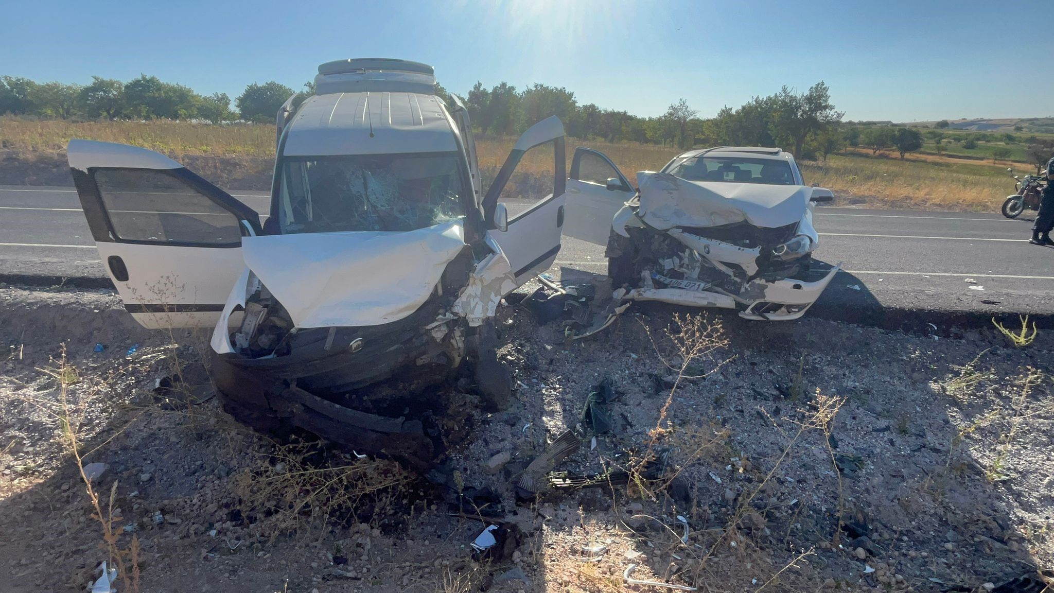 Yozgat'ın Komşusu Nevşehir'de Hafif Ticari Araç Ile Otomobilin Kafa Kafaya Çarpışması Sonucu 14 Kişi Yaralandı (4)