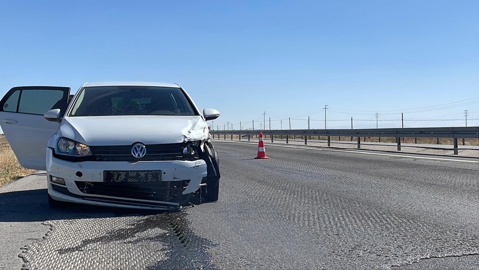 Karaman’da Kontrolden Çıkarak Bariyerlere Çarpan Otomobilin Içindeki 3 Kişilik Aile Ölümden Döndü (2)