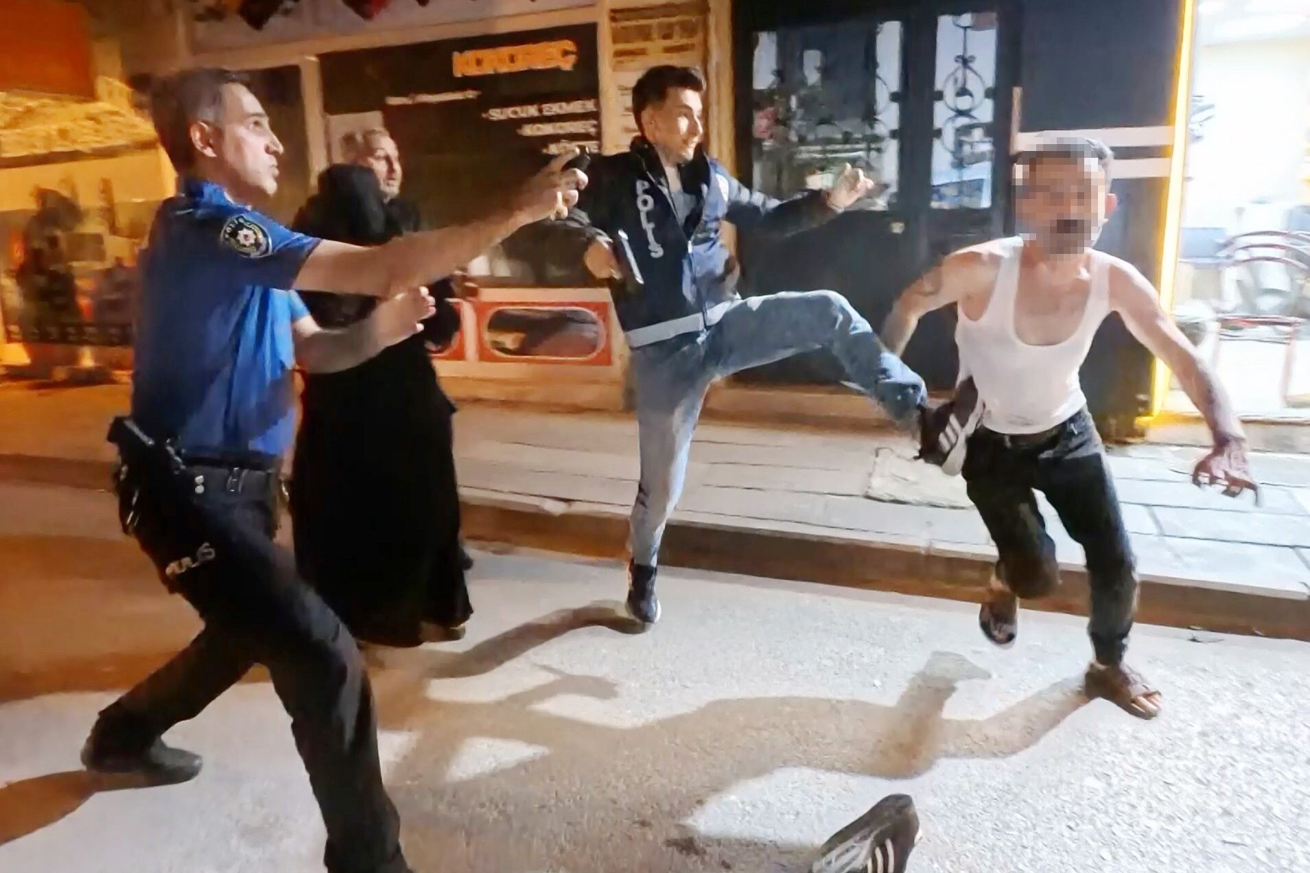 Kavgayı Ayırmak Isteyen Polislere Bıçaklı Saldırı 4 Yaralı! (1)