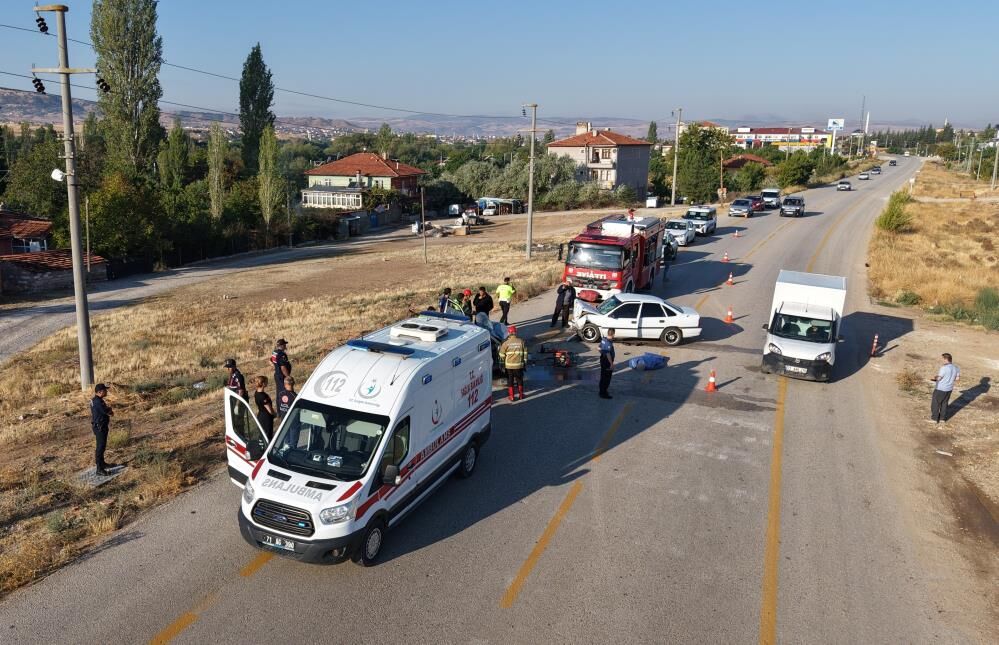 Otomobiller Kafa Kafaya Çarpıştı (3)