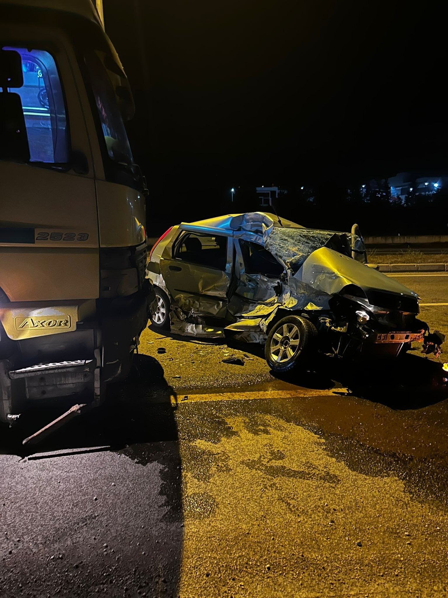 Otomobil Ve Kamyon Çarpıştı 1 Ölü! (1)