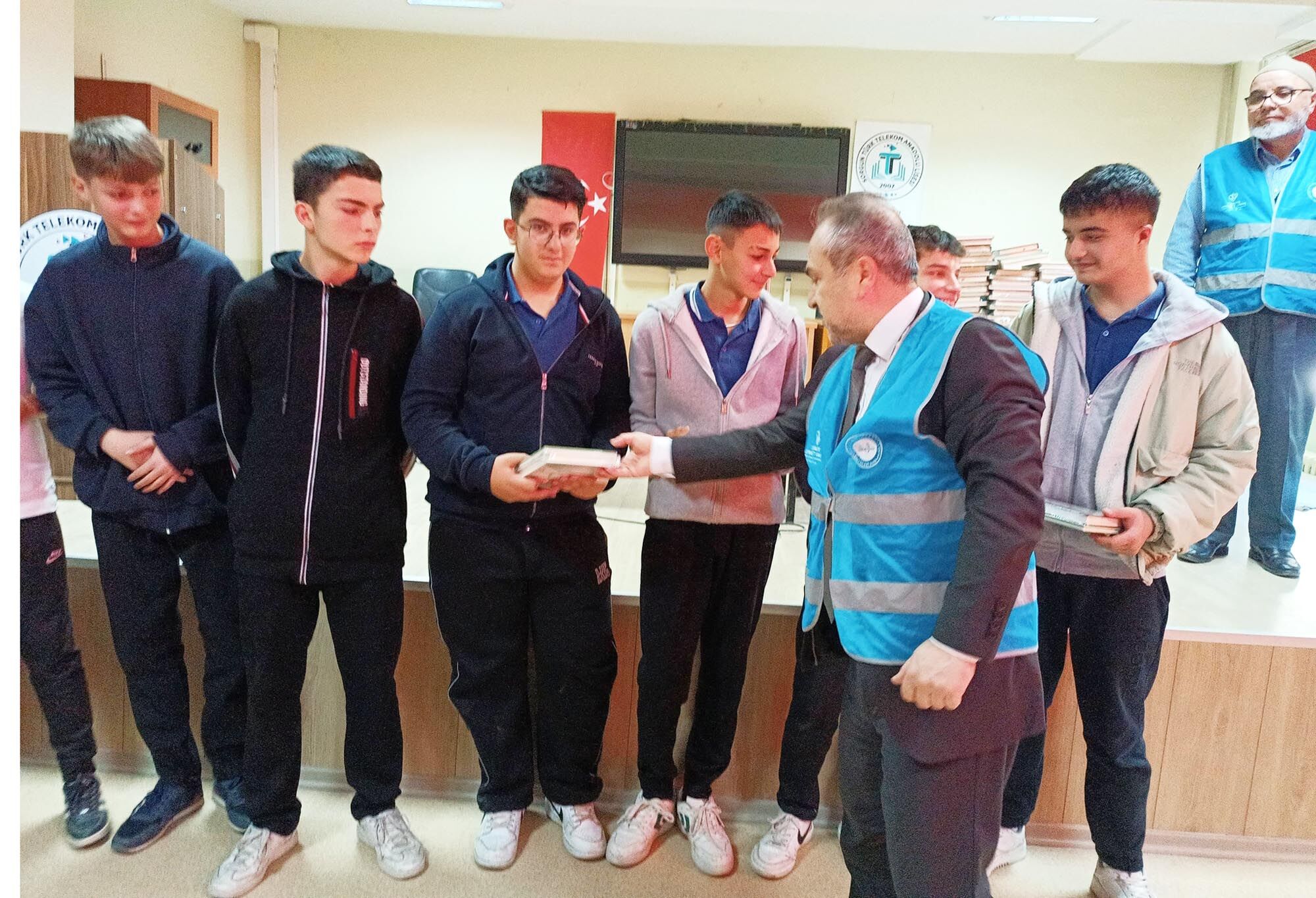 Öğrencilere Kur'an I Kerim Dağıtıldı (1)