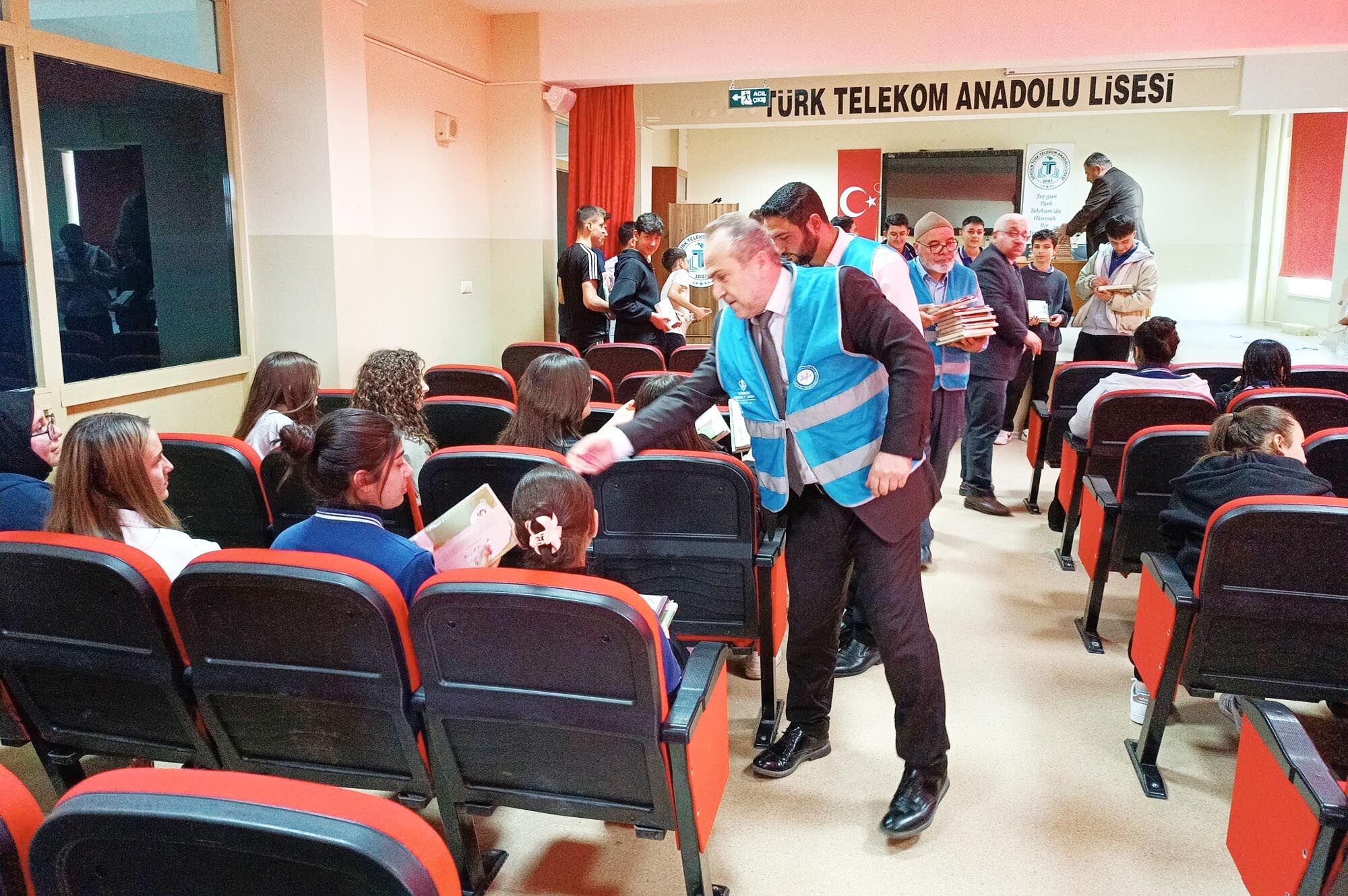 Öğrencilere Kur'an I Kerim Dağıtıldı (2)