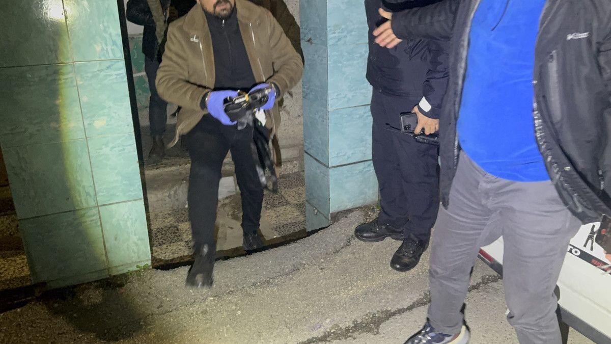 Eve Yapılan Baskında Dev Cephanelik Ele Geçirildi! (2)