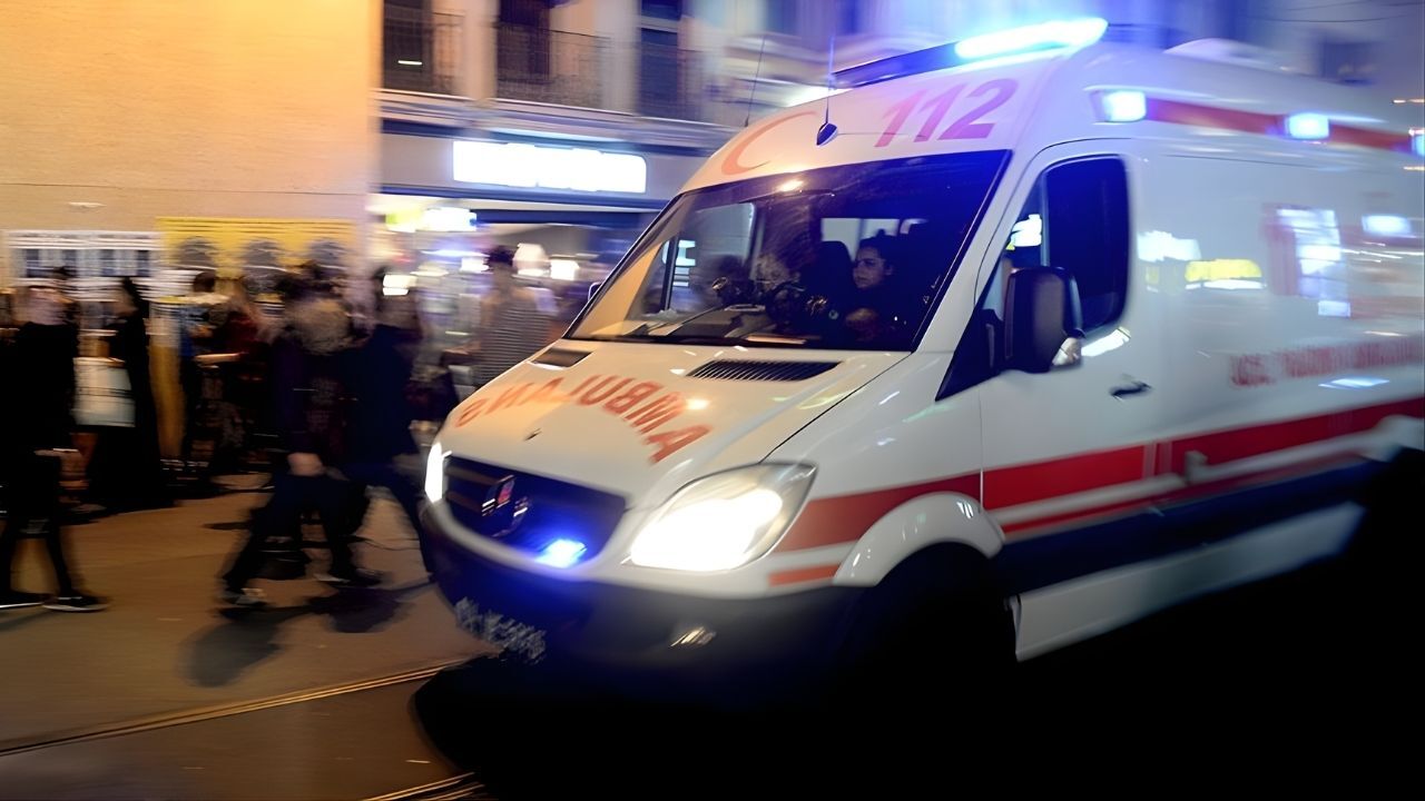 Otomobil Refüje Çıktı 3 Yaralı! (2)