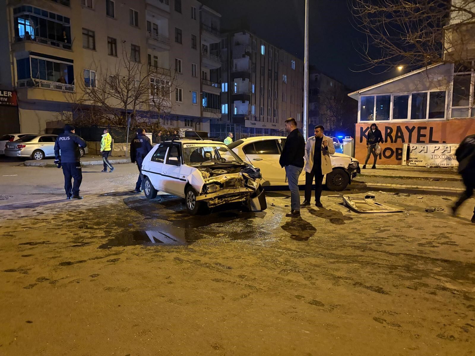 İki Otomobil Çarpıştı Savrulan Araç Yayalara Çarptı (2)