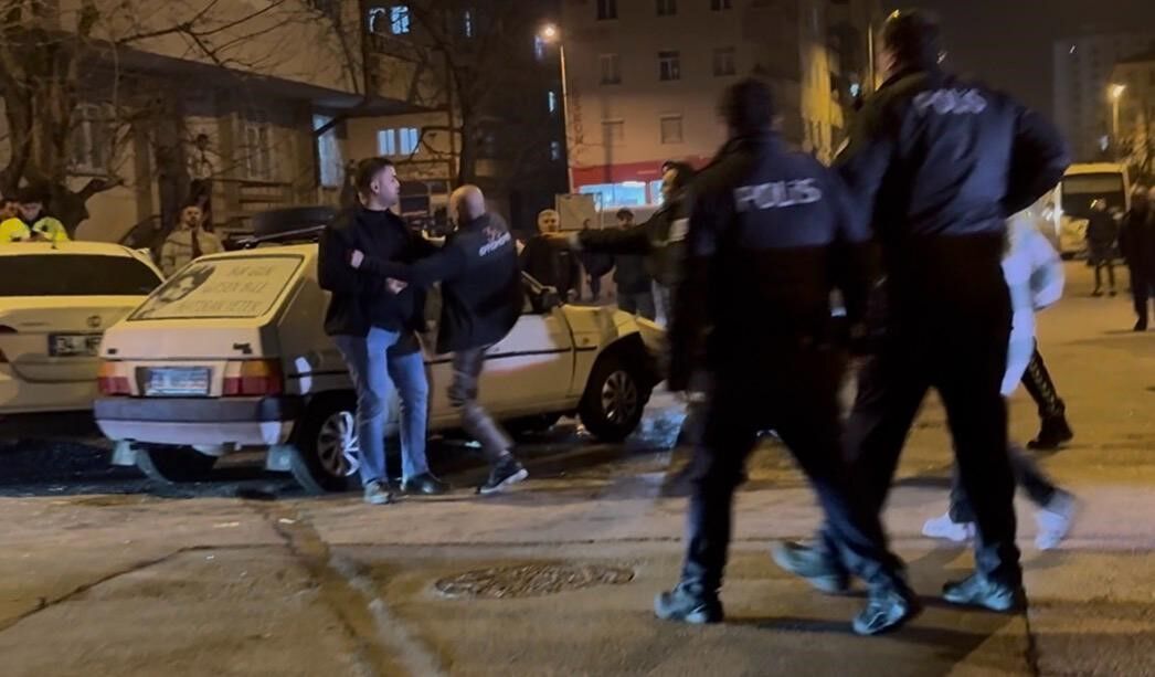 İki Otomobil Çarpıştı Savrulan Araç Yayalara Çarptı (3)