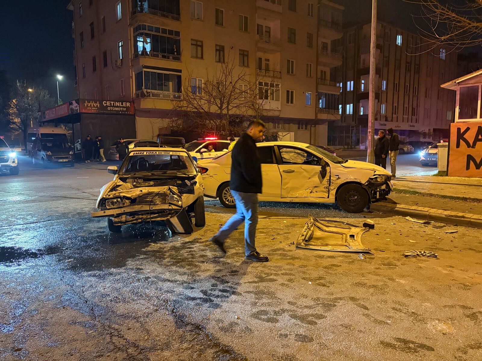 İki Otomobil Çarpıştı Savrulan Araç Yayalara Çarptı (4)