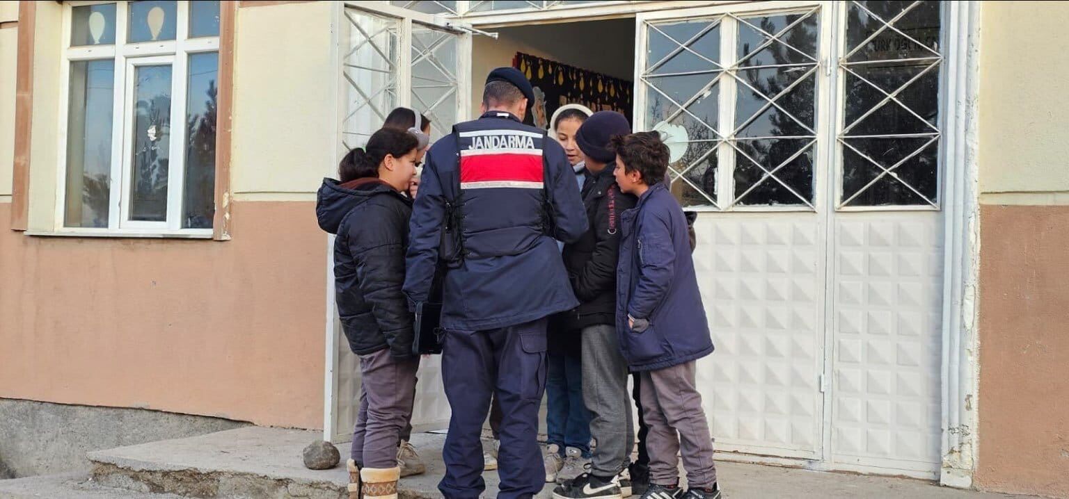 Akdağmadeni'nde Okul Çevrelerinde Asayiş Uygulaması (1)
