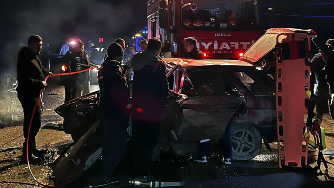 Korku Dolu Anlar İki Otomobil Kafa Kafaya Çarpıştı 6 Yaralı! (1)