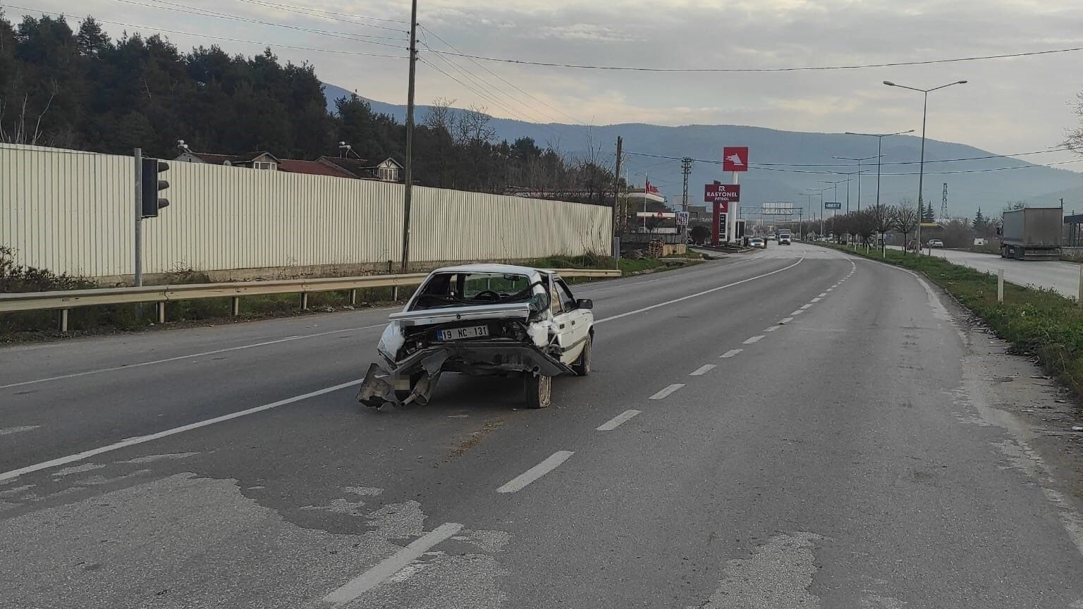 Kırmızı Işıkta Bekleyen Otomobile Arkadan Çarptı! (2)