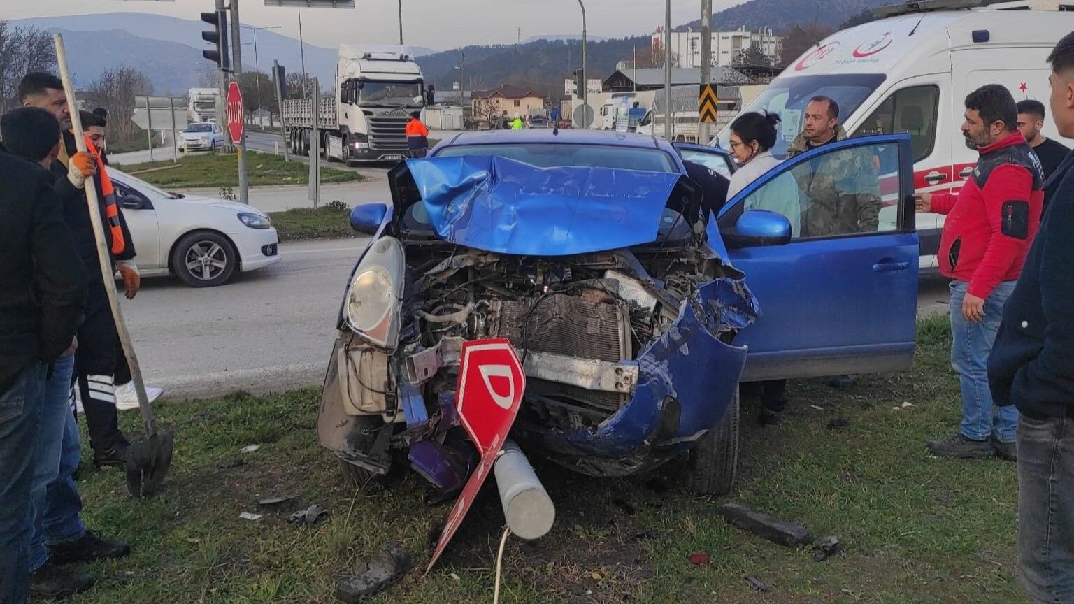 Kırmızı Işıkta Bekleyen Otomobile Arkadan Çarptı! (3)