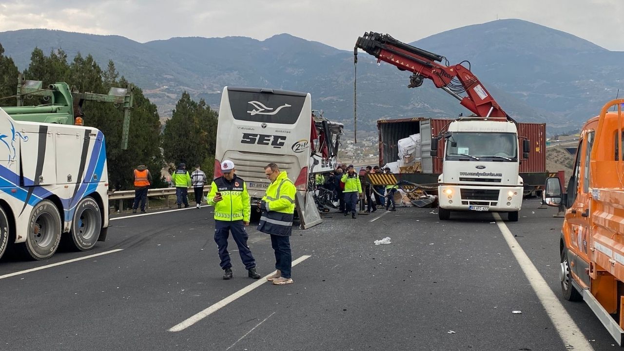 Yolcu Otobüsü Tıra Çarptı (1)
